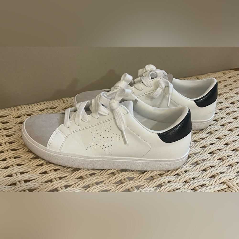 Universal Thread Sneakers size 7